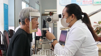 Khám mắt, cấp thuốc miễn phí cho người cao tuổi xã Suối Dầu