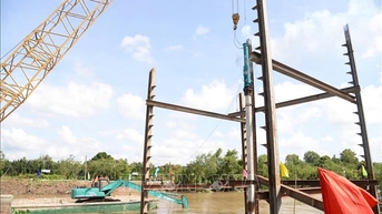 ពិធីបើកការដ្ឋានសាងសង់ទំនប់ទឹកការពារអំបិលចំនួនពីរ ដែលមានតម្លៃជាង ១៣០ពាន់លានដុង នៅខេត្តដុងថាប
