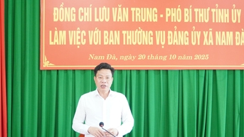 람동성 당위원회 부비서 루 반 중(Luu Van Trung)이 남다(Nam Da) 지역 당위원회와 협력하고 있습니다.