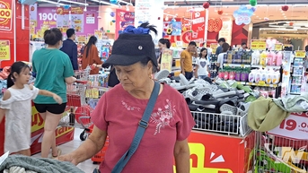 ការ​លក់​រាយ​ទំនិញ និង​ប្រាក់​ចំណូល​សេវា​ប្រើប្រាស់​បាន​កើន​ឡើង​យ៉ាង​ខ្លាំង