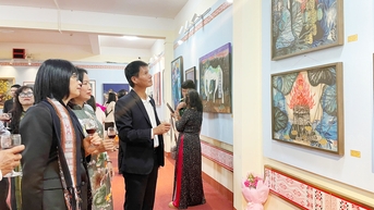 បើក​ការ​តាំង​ពិព័រណ៍​សិល្បៈ​«​ត្រឡប់​ទៅ​ដី​ក្រហម​»