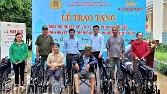 បរិច្ចាគរទេះរុញ និងឧបករណ៍វាស់សម្ពាធឈាមដល់ជនពិការ និងមនុស្សចាស់នៅវួដ Ninh Hoa