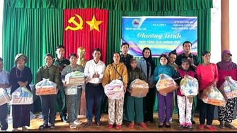 Tặng 800 suất quà cho người dân vùng biên giới