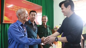 គណៈប្រតិភូការងារនៃគណៈកម្មាធិការអចិន្ត្រៃយ៍ខេត្តបានចុះសួរសុខទុក្ខ និងប្រគល់អំណោយជូនប្រជាពលរដ្ឋដែលរងគ្រោះដោយទឹកជំនន់។