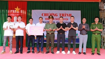 Ủng hộ đồng bào thiệt hại do lũ