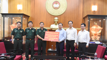 គណៈកម្មាការយោធាមជ្ឈិម និងក្រសួងការពារជាតិបានបរិច្ចាគថវិកាចំនួន ១០ ពាន់លានដុង ដើម្បីជួយដល់ប្រជាជនដែលរងផលប៉ះពាល់ដោយព្យុះ និងទឹកជំនន់។