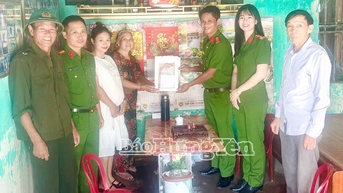 នគរបាល​ឃុំ​ទៀន​ហុង៖ ជូន​អំណោយ​ដល់​ស្ត្រី​ជួប​ការ​លំបាក