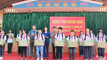 Đoàn nghĩa tình Quảng Ngãi hỗ trợ 250 triệu đồng cho học sinh và nhân dân xã Đồng Hỷ