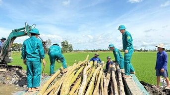 ឃុំ​វិញចូវ៖ ទាន់​ពេល​វេលា​ជួយ​ប្រជាពលរដ្ឋ​សង្គ្រោះ​ស្រូវ​២២០​ហិកតា​ដែល​រង​ការ​គំរាម​កំហែង​ដោយ​ទឹក​ជំនន់