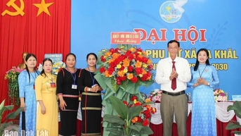 ស្ត្រី​ឃុំ​អ៊ា​ខាល លើក​ស្ទួយ​ប្រពៃណី បច្ចេកវិទ្យា មេ កសាង​គ្រួសារ​ឱ្យ​មាន​ជីវភាព​ធូរធារ​