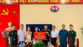 បញ្ជាការដ្ឋានយោធភូមិភាគខេត្ត Thai Nguyen ផ្តល់អំណោយជួយដល់សាលារៀនដែលរងគ្រោះដោយខ្យល់ព្យុះលេខ១១