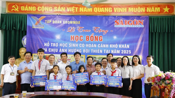 SGGP Newspaper និង GrowMax Group ផ្តល់អាហារូបករណ៍ដល់សិស្សដែលជួបការលំបាកនៅតំបន់រងគ្រោះដោយទឹកជំនន់នៃខេត្ត Nghe An