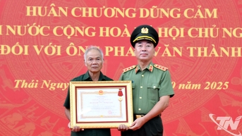 ក្រោយ​ពេល​ប្រគល់​មេដាយ​ជូន​សមមិត្ត​ផាន់ វ៉ាន់ថាញ់
