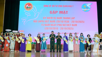 យោធភូមិភាគទី៧ ជូនអំណោយដល់កម្មាភិបាល និងភរិយាយោធិនឆ្នើមចំនួន១២២នាក់ ដែលបានឆ្លងការលំបាក។