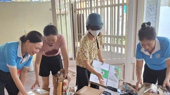 ស្ត្រីដែលស្រលាញ់ការងារសមាគម និងការងារសប្បុរសធម៌នៅវួដ Vinh Phu