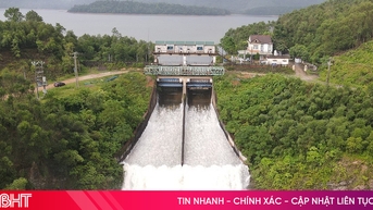 បឹង Ke Go និងបឹងធំៗជាច្រើននៅ Ha Tinh បានហូរហៀរមុនពេលការព្យាករណ៍ភ្លៀងធ្លាក់ខ្លាំង