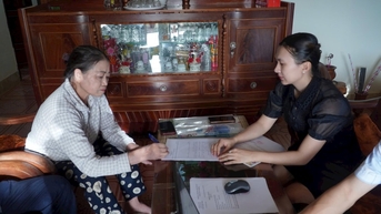 Cán bộ xã đến nhà dân làm thủ tục hành chính