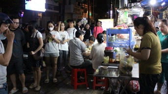 Giữa đêm, khách xếp hàng dài chờ ăn hủ tiếu ở vỉa hè TPHCM