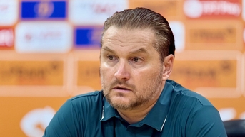 HLV Popov ám chỉ V-League có nhiều 'liên minh'