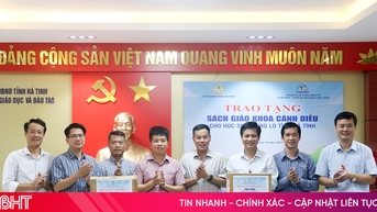 សៀវភៅ Canh Dieu ជិត 30,500 ក្បាលបានមកដល់សាលារៀននៅ Ha Tinh ដែលរងគ្រោះដោយទឹកជំនន់