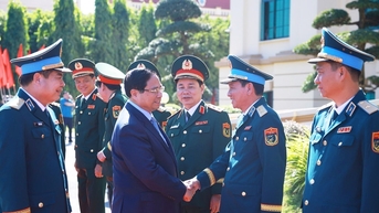 នាយករដ្ឋមន្ត្រី Pham Minh Chinh អញ្ជើញចូលរួមពិធីទទួលងារជាវីរៈបុរសនៃកងទ័ពប្រជាជននៃវិស័យការពារដែនអាកាស - សេវាកម្មកងទ័ពអាកាស។