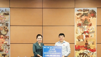 គណៈប្រតិភូរដ្ឋសភាខេត្ត Lam Dong ប្រគល់ថវិកាចំនួន ២ពាន់លានដុង ដើម្បីជួយឧបត្ថម្ភ Nghe An ក្នុងការជំនះពុះពារផលវិបាកនៃព្យុះលេខ ១០ និងទី១១។