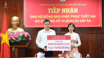 Agribank chi nhánh Bắc Long An và Agribank chi nhánh Đông Long An ủng hộ đồng bào lũ lụt