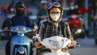 Người Hà Nội khoác áo ấm trong gió lạnh đầu mùa