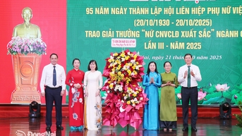 សហភាព​ឧស្សាហកម្ម​កៅស៊ូ ប្រគល់​រង្វាន់​ជូន​ដល់​កម្មការិនី​ឆ្នើម មន្ត្រីរាជការ និង​កម្មករ