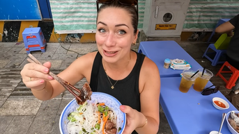 ភ្ញៀវ​ទេសចរ​លោក​ខាង​លិច​សាកល្បង​ម្ហូប​គុយទាវ​តាម​ចិញ្ចើម​ផ្លូវ​ចំនួន 70k ដោយ​សរសើរ​ថា 'ធ្លាប់​ញ៉ាំ​ល្អ​បំផុត​នៅ HCMC'