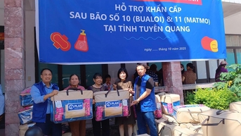 Văn phòng Plan Tuyên Quang và Sở Ngoại vụ trao quà hỗ trợ người dân phường Hà Giang 2 bị thiệt hại do mưa bão