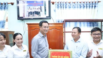 លេខាគណៈកម្មាធិការបក្សទីក្រុង Da Nang លោក Le Ngoc Quang បានទៅទស្សនា និងត្រួតពិនិត្យមជ្ឈមណ្ឌលសេវារដ្ឋបាលសាធារណៈឃុំ Tra Lien ។