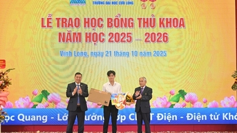 Trường ĐH Cửu Long khen thưởng và cấp học bổng gần 10 tỉ đồng dịp khai giảng khóa 26