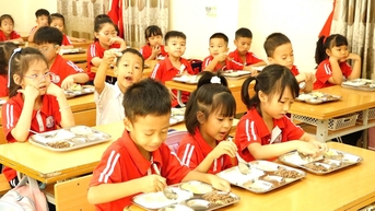 Trường Tiểu học Cự Khê tổ chức lại bữa ăn bán trú, sĩ số học sinh đạt gần 99%