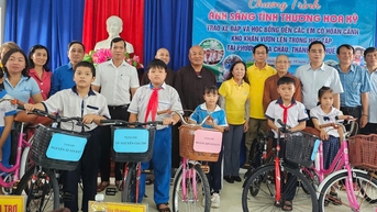 Trao 250 suất quà và học bổng cho người dân và học sinh nghèo vượt khó của phường Hóa Châu