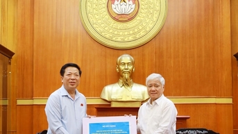 Bộ Xây dựng trao 5 tỷ đồng ủng hộ đồng bào khắc phục thiệt hại do bão, lũ
