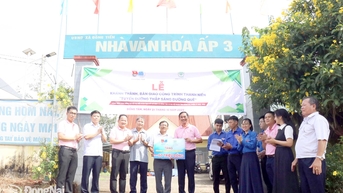 Đồng Tâm: Bàn giao công trình thanh niên 'Tuyến đường thắp sáng đường quê'