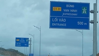 Nhiều người đi nhầm đường vì biển chỉ dẫn trên cao tốc Bắc-Nam đoạn qua Quảng Trị