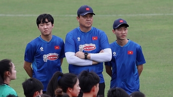 김상식 감독이 베트남 여자 대표팀을 응원하고 있다.