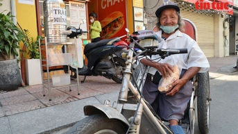 Ấm lòng ‘bánh mì treo' và 'xôi treo’ miễn phí cho người khó khăn ở TP Hồ Chí Minh