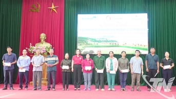 Trao quà hỗ trợ người dân bị ảnh hưởng mưa lũ