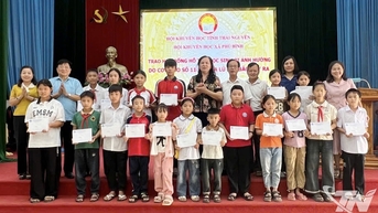 Hội Khuyến học Thái Nguyên: Trao 100 suất học bổng cho học sinh bị ảnh hưởng thiên tai