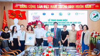 មន្ទីរពេទ្យសាធារណៈដំបូងគេនៅទីក្រុងហាណូយ ទទួលបានពានរង្វាន់ “មន្ទីរពេទ្យអនុវត្តការបំបៅកូនដោយទឹកដោះល្អបំផុត”