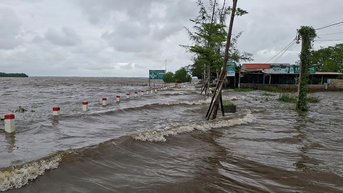 Triều cường dâng cao, hàng quán ven phá Tam Giang bị ngập