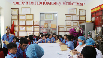 Trung tâm Y tế khu vực Lào Cai – Cam Đường khám sức khỏe định kỳ cho học sinh