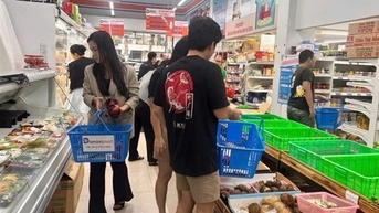 Người dân Đà Nẵng tất bật dự trữ hàng hóa, sẵn sàng ứng phó bão số 12