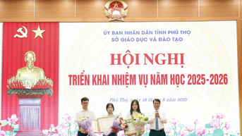 ប្រធានខេត្ត Phu Tho លើកសរសើរសមូហភាព និងបុគ្គលឆ្នើមចំនួន ១២២នាក់ ក្នុងវិស័យអប់រំ