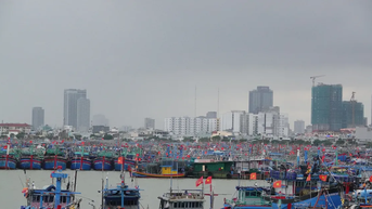 Người dân miền Trung tích trữ lương thực, ứng phó bão lũ