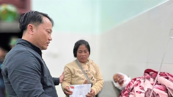 Kịp thời thăm hỏi, động viên trưởng thôn bị gấu rừng tấn công