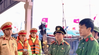 Công an thành phố Đà Nẵng nỗ lực giúp dân phòng, chống bão số 12